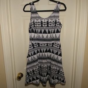NY and Company Black and White Dress w/pockets